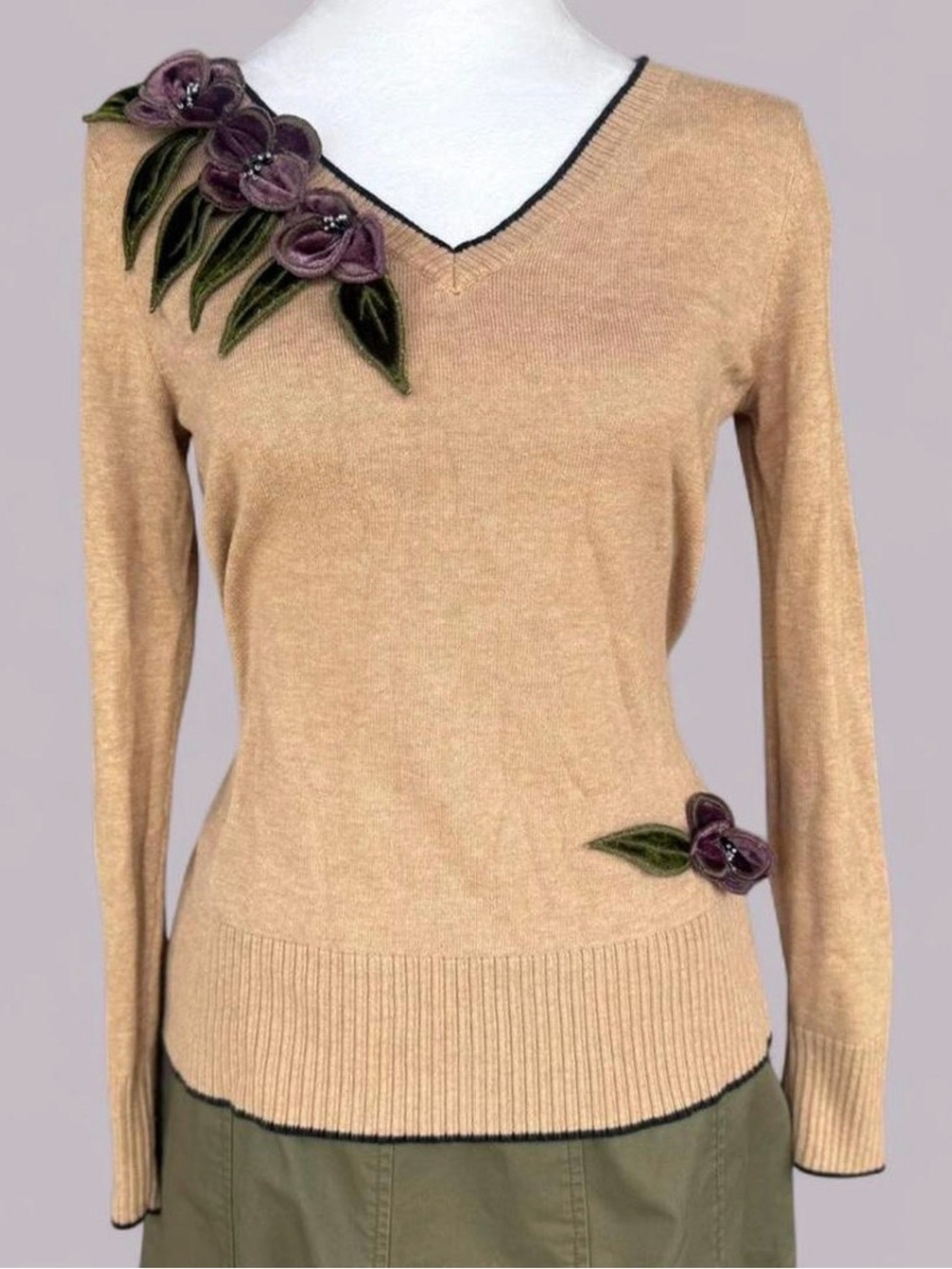 Peck & Peck Weekend Tan Purple Floral Applique V-Neck Sweater • Size Small